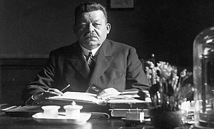 Esta fotografía histórica muestra al socialdemócrata y político alemán Friedrich Ebert (1871–1925), quien fue el primer presidente del Reich de la República de Weimar entre 1919 y 1925.